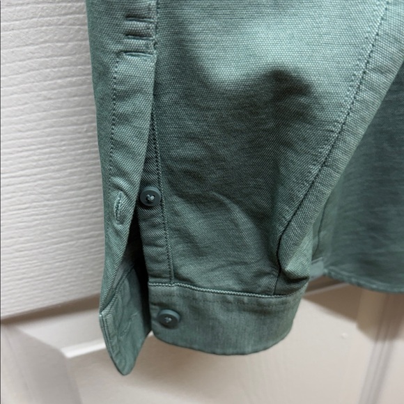 Lululemon commission Casual Men's Button Down Shirt in Sage Green - Picture 7 of 9